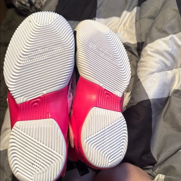 pink women’s lebrons - Picture 3 of 4